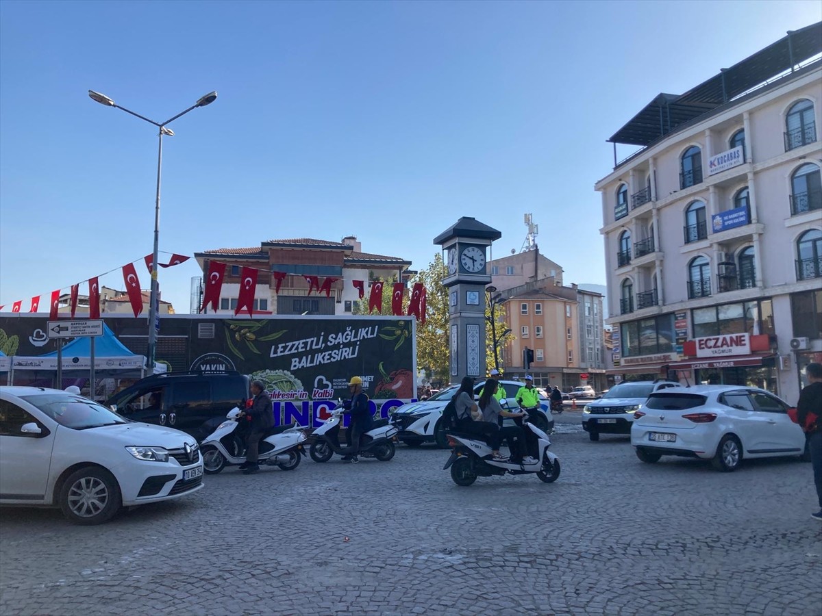 Balıkesir'in Sındırgı ilçesinde 4,9 büyüklüğünde deprem meydana geldi. Depremin ardından bazı...