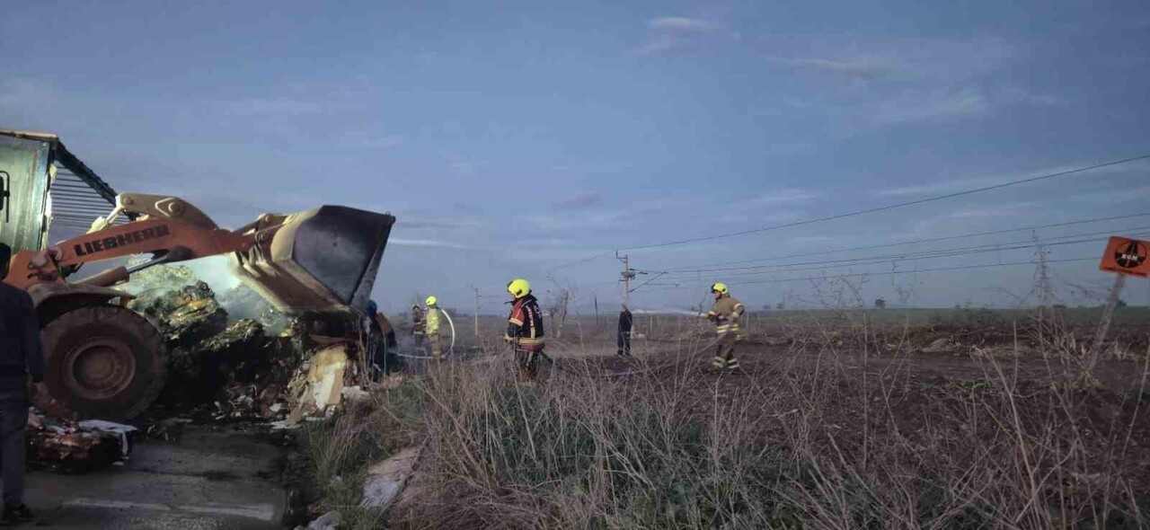 BANDIRMA KARAYOLUNDA TIR DORSESİ ALEV ALDI