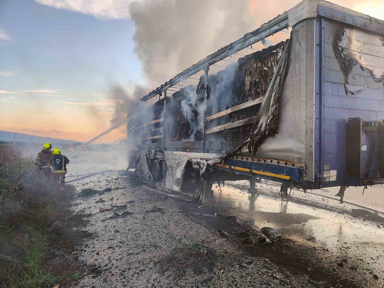 BANDIRMA KARAYOLUNDA TIR DORSESİ ALEV ALDI