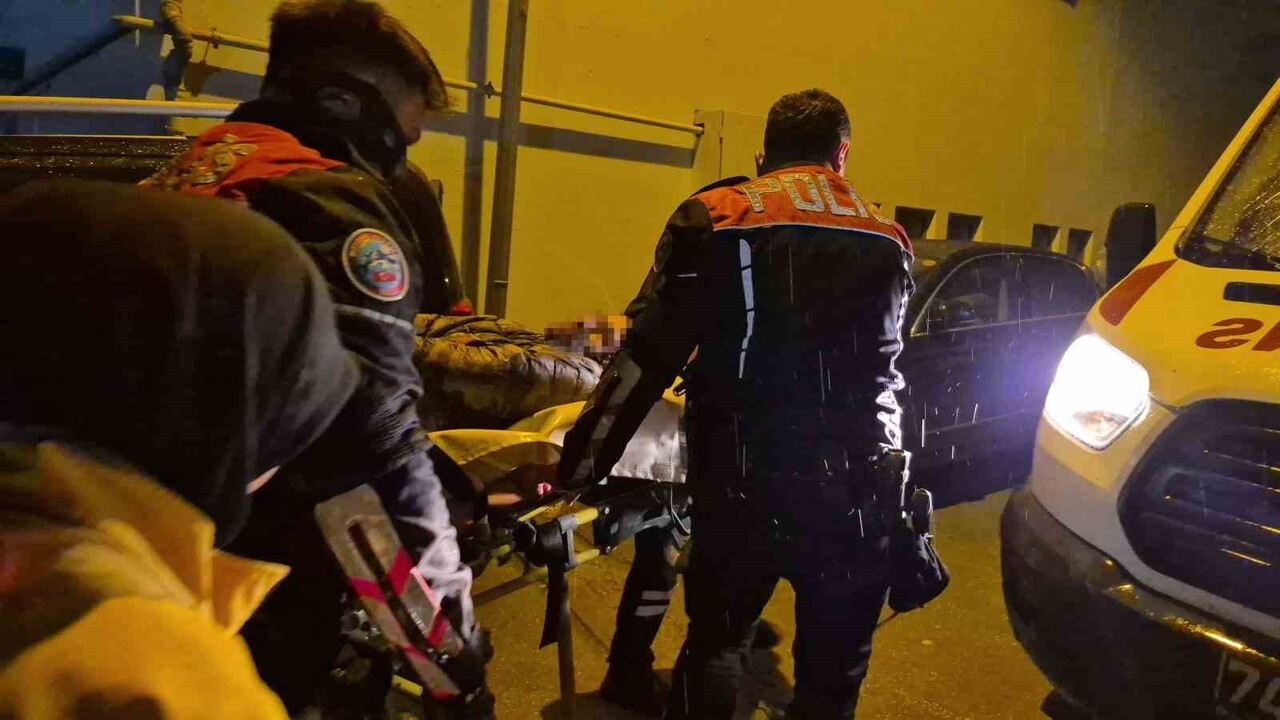 BARTIN'DA IRMAĞA ATLAYARAK İNTİHAR GİRİŞİMİNDE BULUNAN BİR ŞAHIS, OLAY YERİNE GELEN POLİS İLE...