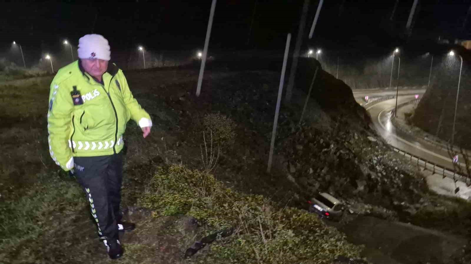 BARTIN'DA YAĞIŞ NEDENİYLE KONTROLDEN ÇIKAN OTOMOVİL VİYADÜKTEN UÇTU. YAKLAŞIK 20 METRE...