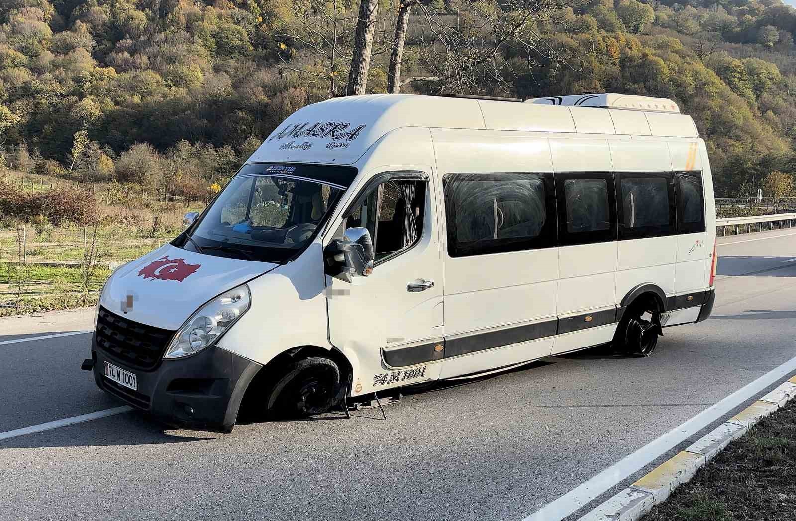 BARTIN'IN AMASRA İLÇESİNDE YOLCU MİNİBÜSÜ VE OTOMOBİLİN ÇARPTIĞI KAZADA 2 KİŞİ...