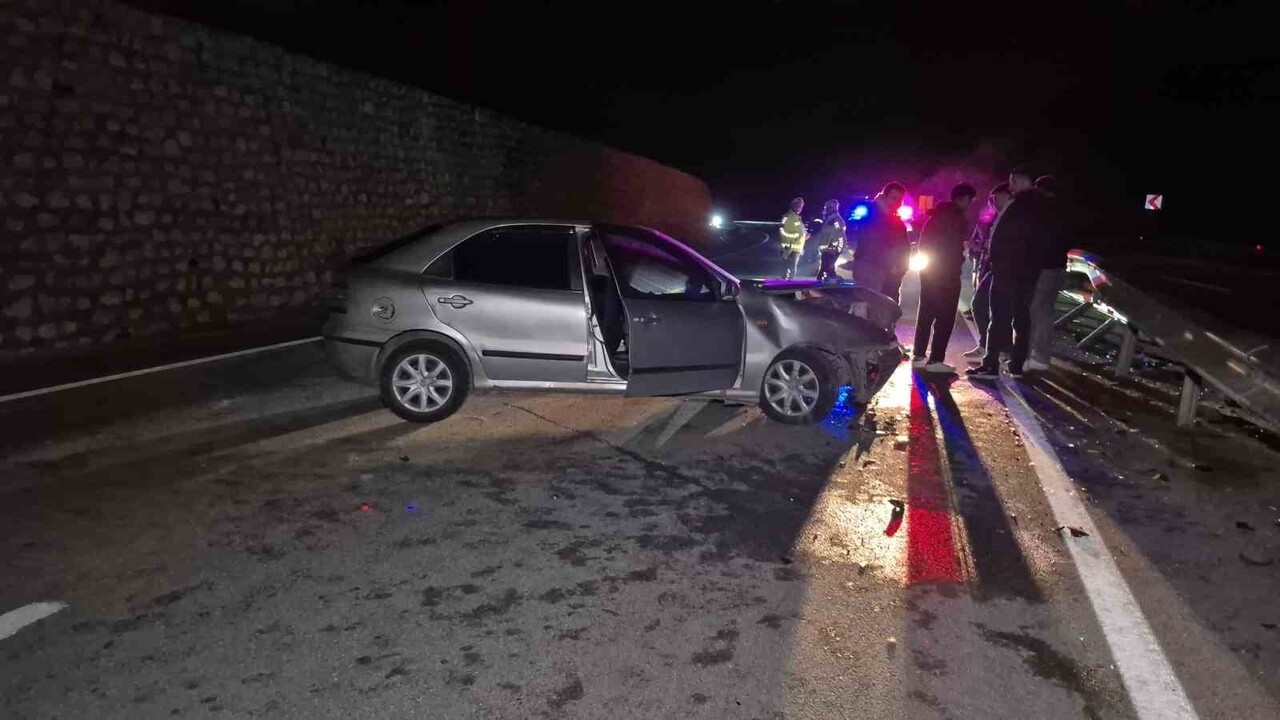 BARTIN-AMASRA KARAYOLUNA ÇIKAN YABAN HAYVANI KAZAYA NEDEN OLDU. BARİYERLERE ÇARPAN OTOMOBİLDE...