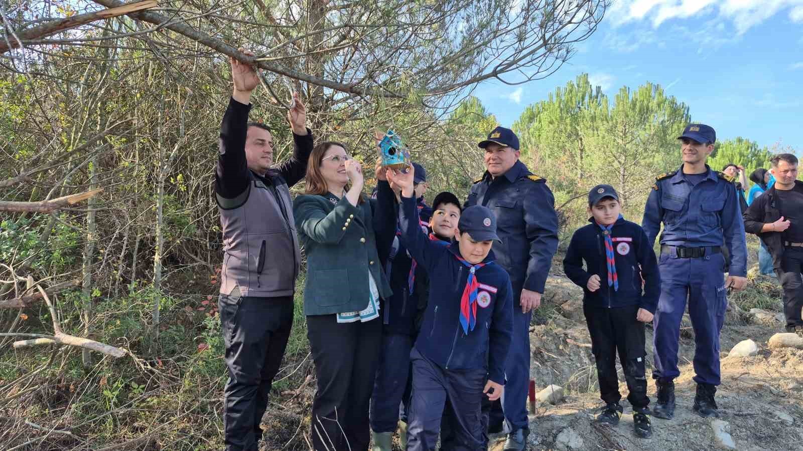 BARTIN VALİSİ NURTAÇ ARSLAN TÖREN ALANINDAKİ BAZI AĞAÇLARIN DALLARINA KUŞ YUVASI DA ASTI