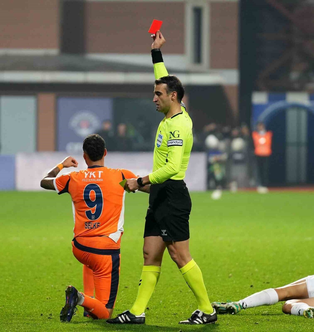 BAŞAKŞEHİR'DE ALMAN FUTBOLCU DAVİE SELKE, KASIMPAŞA MAÇINDA ÇİFT SARI KARTTAN KIRMIZI KARTLA OYUN...