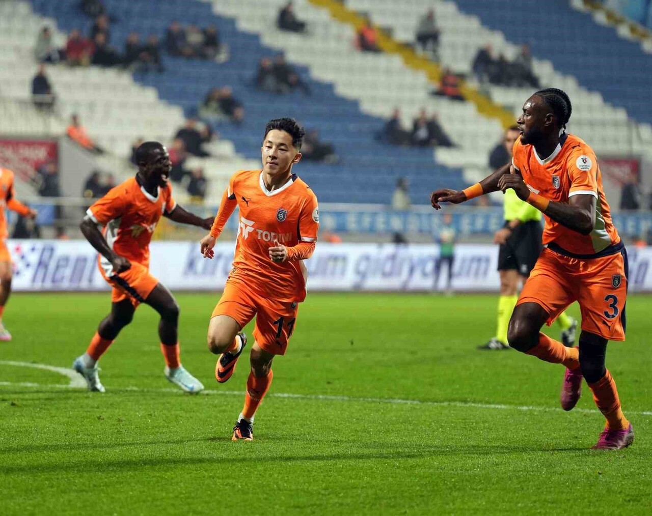 BAŞAKŞEHİR'İN GANALI DEFANS OYUNCUSU JEROME OPOKU, KASIMPAŞA MAÇINDA GÖRDÜĞÜ SARI KARTLA CEZALI...