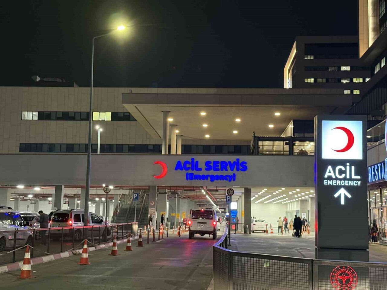 BAŞAKŞEHİR’DE BİR ORTAOKULDA KANTİNDEN YİYECEK VE İÇECEK ALAN YAKLAŞIK 30 ÖĞRENCİ, ZEHİRLENME...