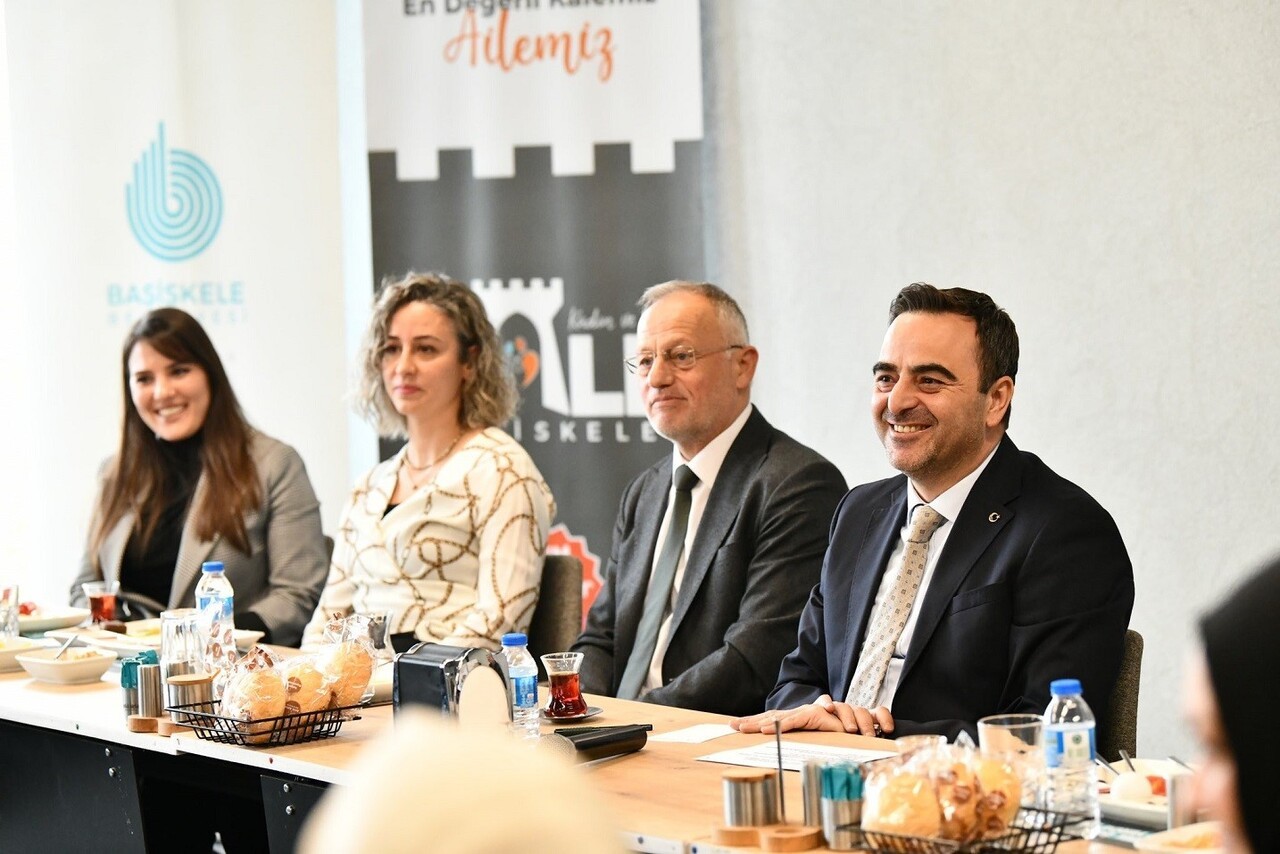 BAŞİSKELE BELEDİYE BAŞKANI YASİN ÖZLÜ, BAŞİSKELE HALK EĞİTİM MERKEZİ'NİN KADIN EĞİTMENLERİYLE BİR...