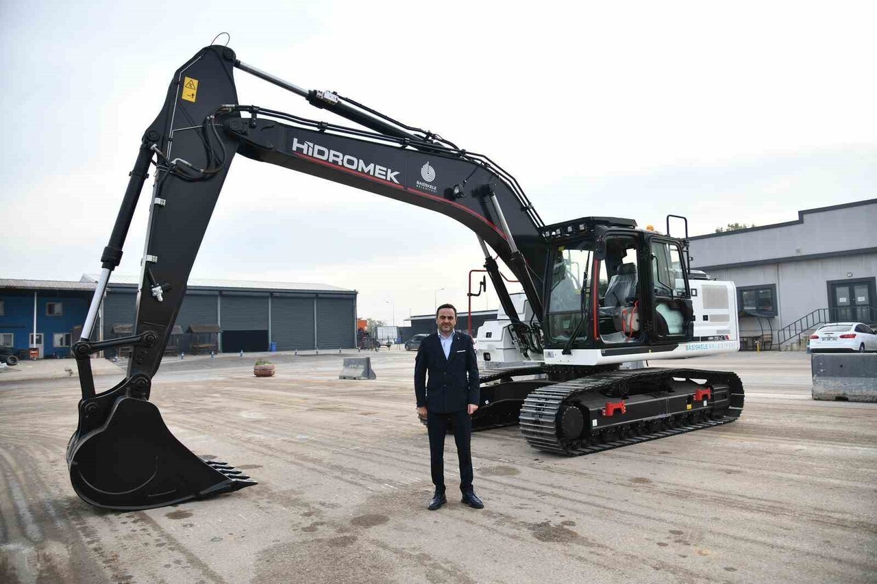 BAŞİSKELE BELEDİYESİ, HİZMET KAPASİTESİNİ ARTIRMAK AMACIYLA YENİ BİR İŞ MAKİNESİNİ ARAÇ FİLOSUNA...