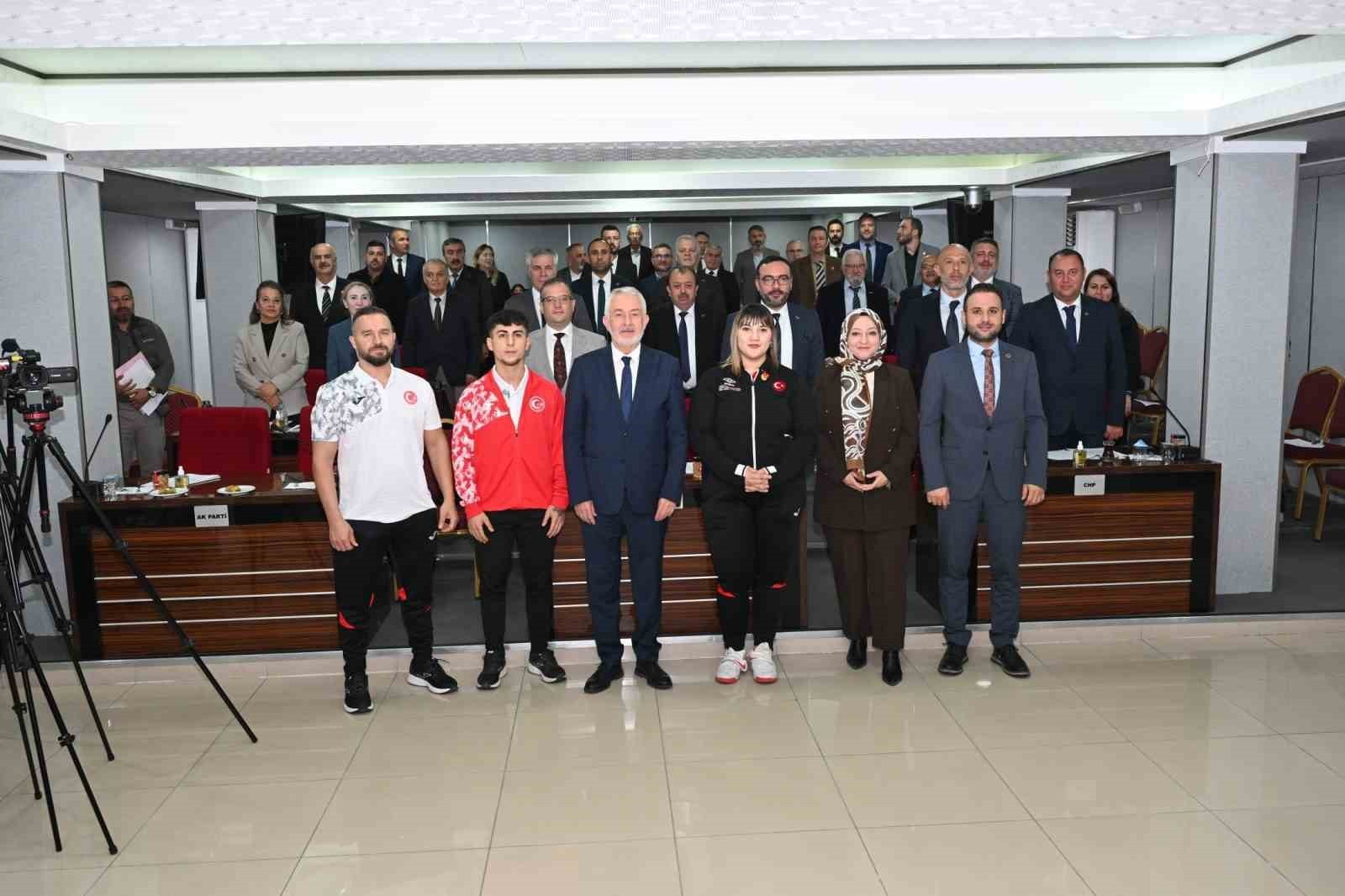 BAŞKAN BAŞDEĞİRMEN, BAŞARILI SPORCULARI ÖDÜLLENDİRDİ