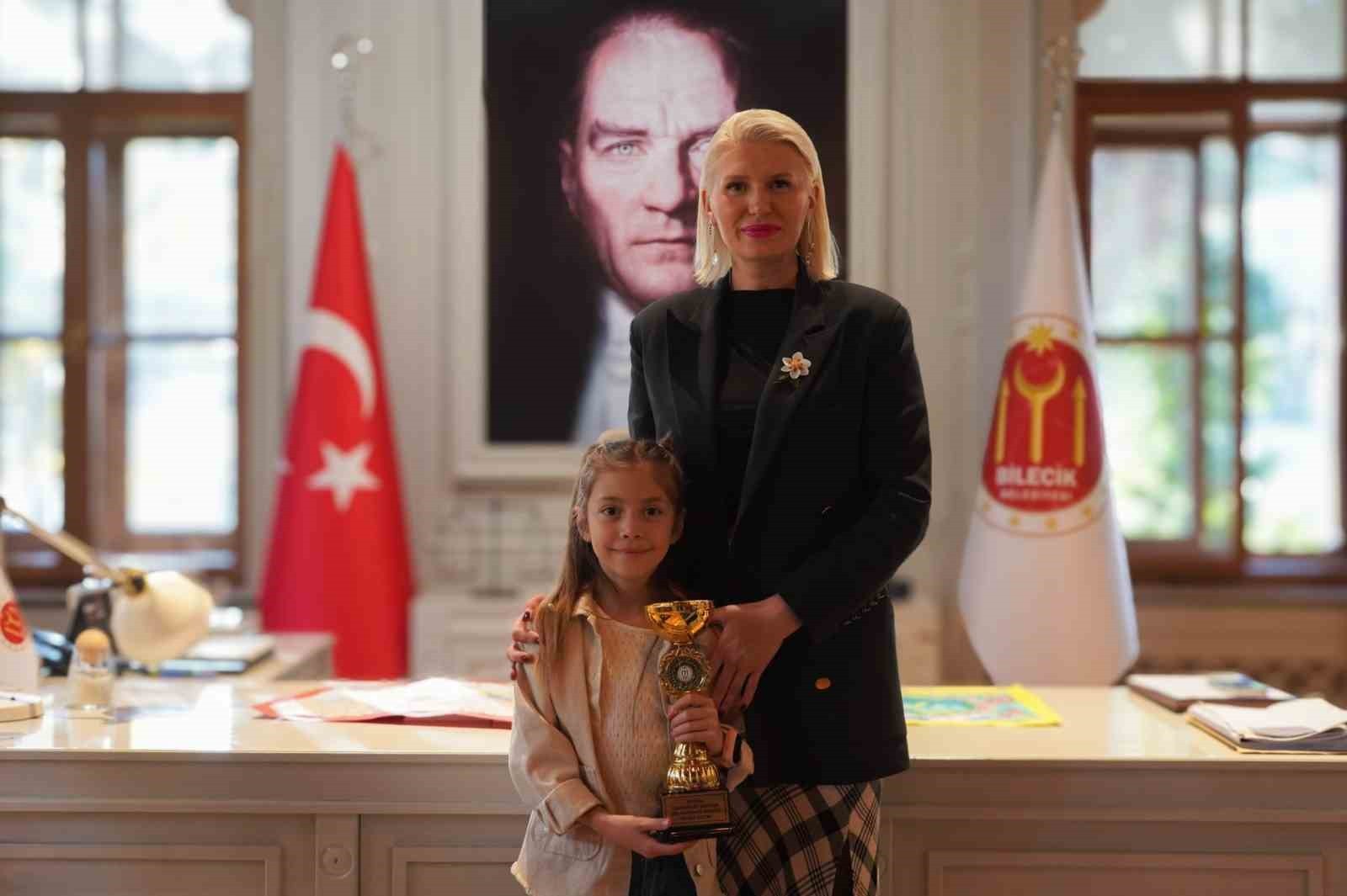 BAŞKAN SUBAŞI, ŞİİR VE RESİM YARIŞMASINDA DERECEYE GİRENLERE ÖDÜLLERİNİ VERDİ