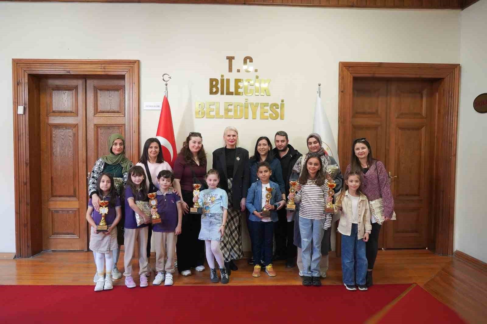 BAŞKAN SUBAŞI, ŞİİR VE RESİM YARIŞMASINDA DERECEYE GİRENLERE ÖDÜLLERİNİ VERDİ