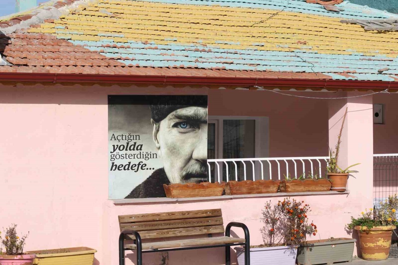 BAŞKENTTE SON YILLARDA İLGİ ODAĞI HALİNE GELEN ‘RENKLİ KÖY', FARKLI RENKLERE BOYANMIŞ EVLERİ...