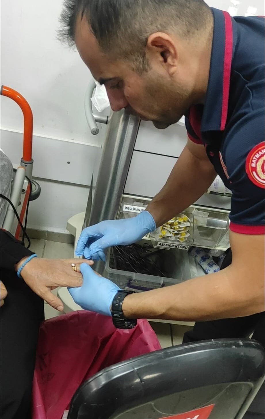 BATMAN'DA BİR KADININ PARMAĞINA SIKIŞAN YÜZÜK, İTFAİYE VE SAĞLIK EKİPLERİNİN ORTAK OPERASYONUYLA...