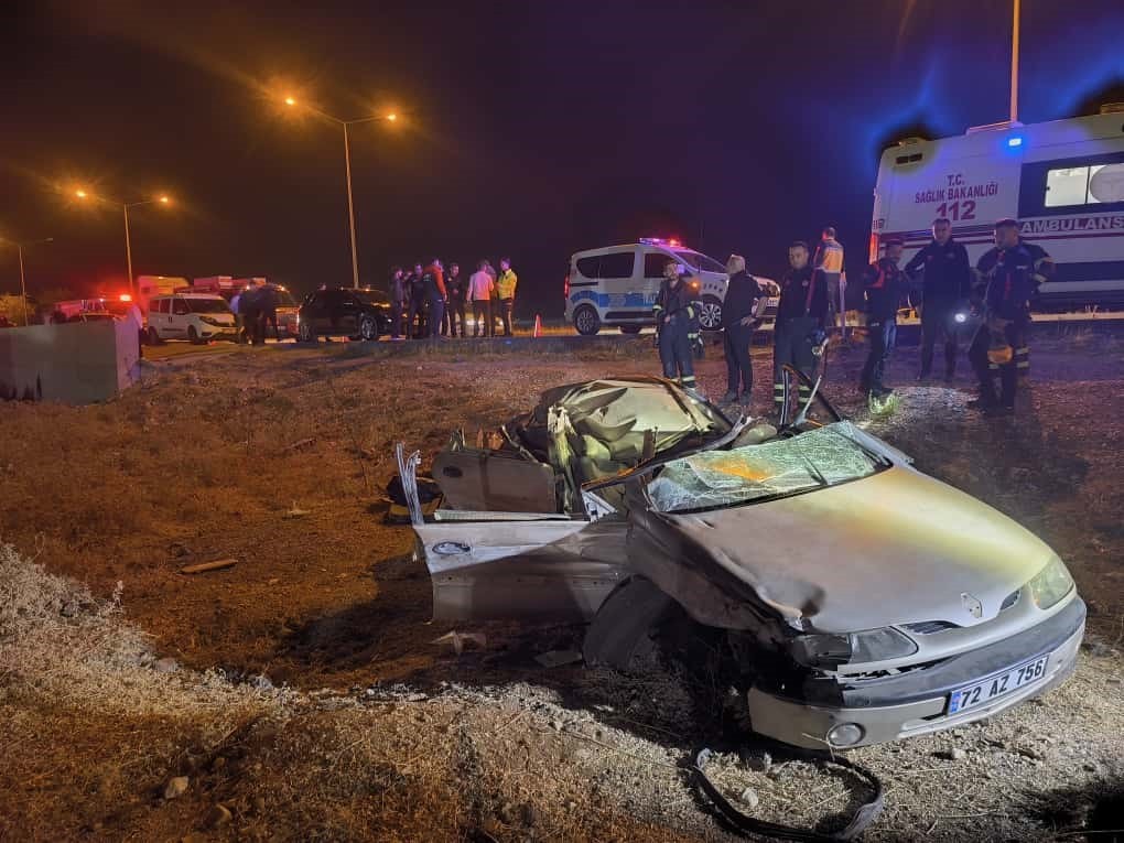 BATMAN'DA OTOMOBİLİN PARK HALİNDEKİ TIRA ARKADAN ÇARPMASI SONUCU MEYDANA GELEN KAZADA İKİ KARDEŞ...