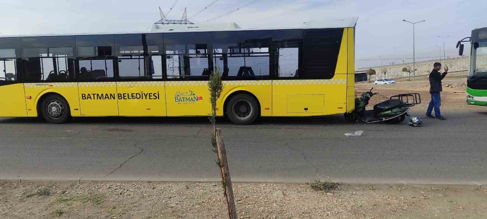 BATMAN'DA, YOLCU ALMAK İÇİN YOL KENARINDA DURAN BELEDİYE HALK OTOBÜSÜNE MOTOSİKLET ÇARPTI. KAZADA...