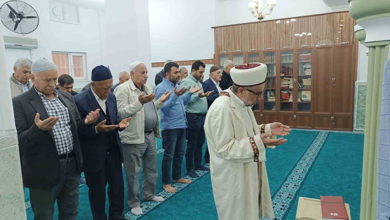 BATMAN’DA UZUN SÜREDİR YAĞIŞIN GÖRÜLMEMESİ ÜZERİNE BATMAN İL MÜFTÜLÜĞÜNÜN ÇAĞRISIYLA KENT...