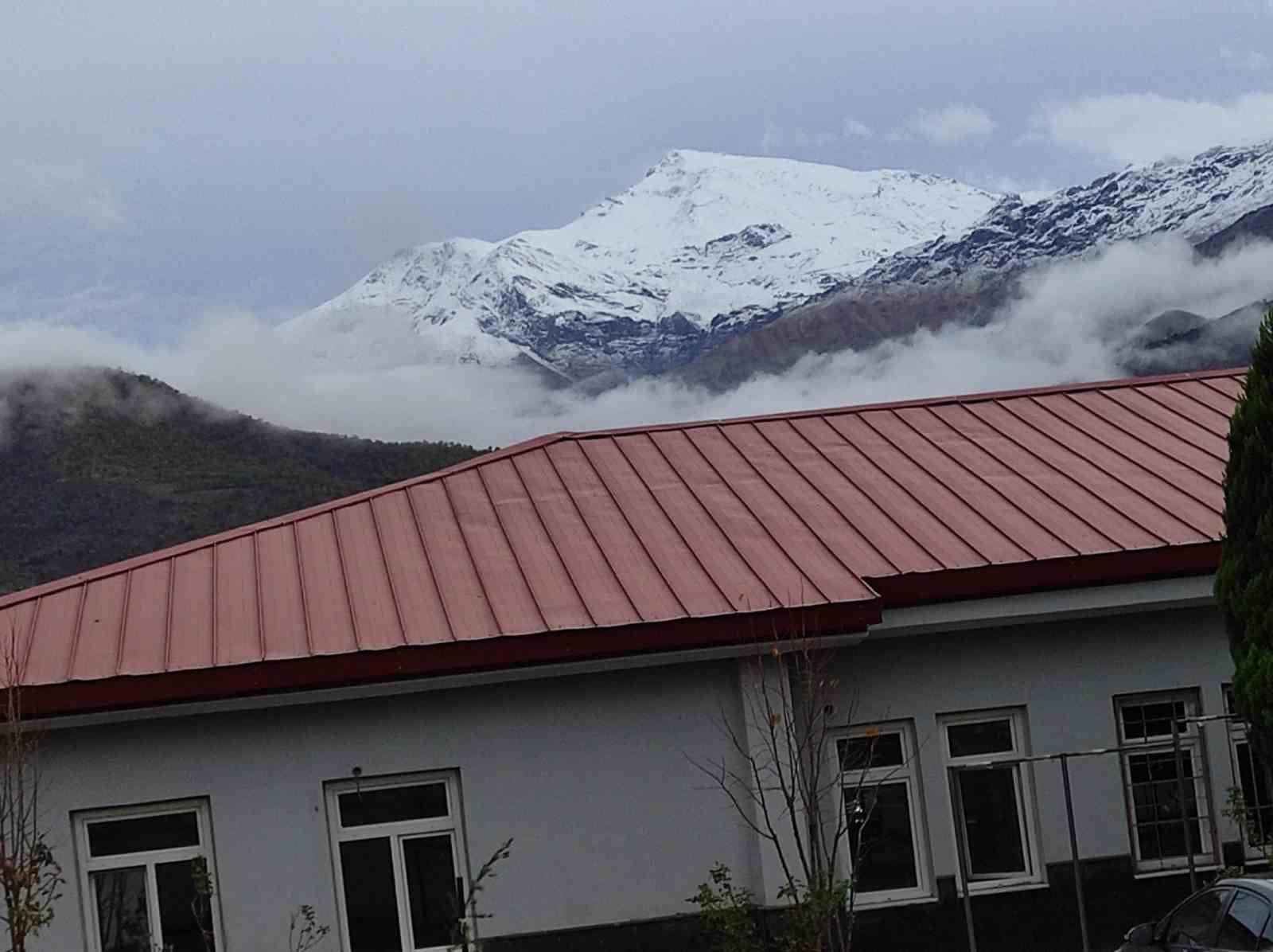 BATMAN’IN SASON İLÇESİNDE 3000 RAKIMLI MERETTO DAĞI, MEVSİMİN YAĞAN İLK KARI İLE BEYAZA...