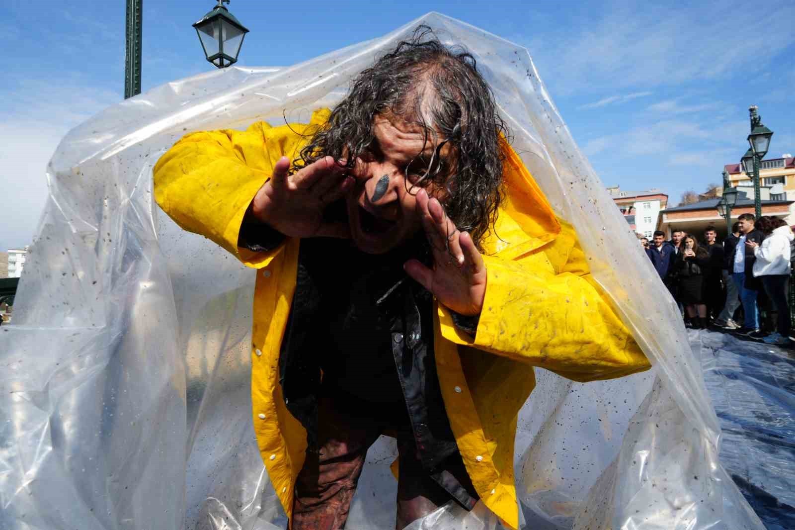 BAYBURT'TA ALIŞILMIŞIN DIŞINDA BİR PERFORMANS: NAYLONA SARILIP ÇORUH'UN SERİN SUYUYLA ARINDI