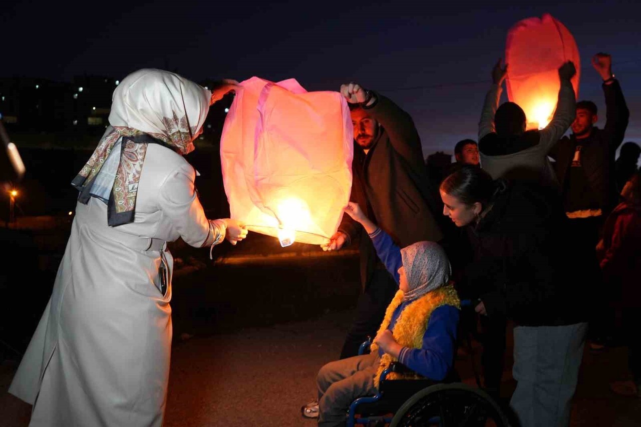 BAYBURT'TA ÖZEL ÖĞRENCİLER DİLEK FENERLERİNİ EŞİT VE ADİL BİR DÜNYA İÇİN GÖKYÜZÜNE...