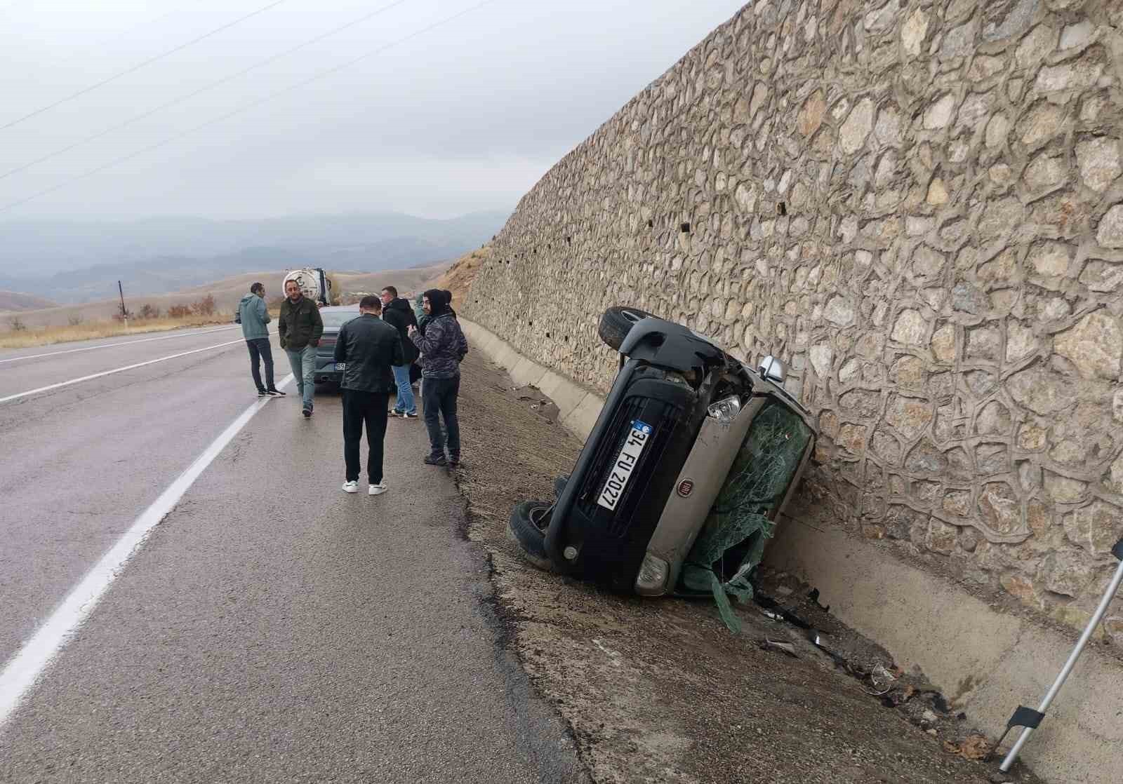 BAYBURT-ERZURUM KARA YOLUNDA TRAFİK KAZASI: 3 YARALI