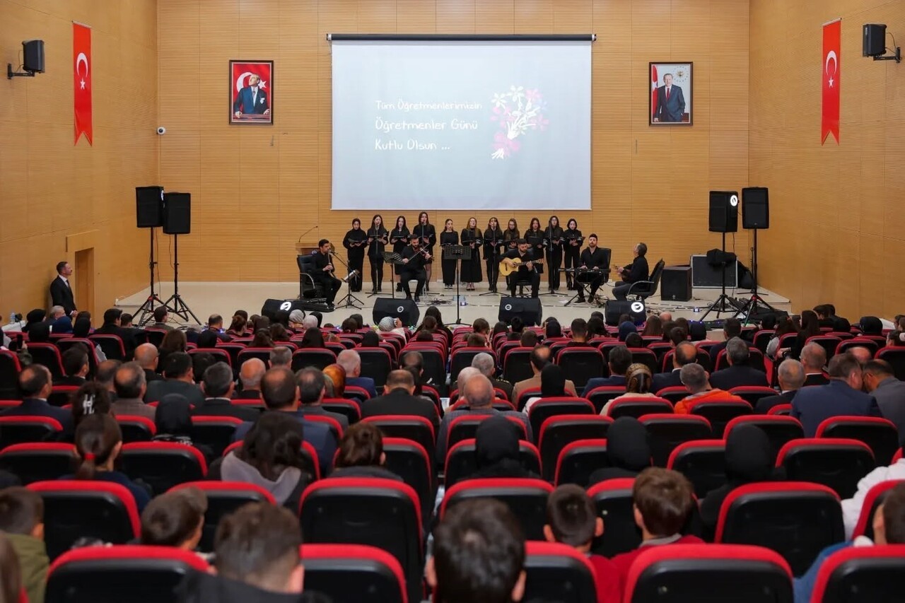 BAYBURT’TA 24 KASIM ÖĞRETMENLER GÜNÜ DÜZENLENEN PROGRAMLA KUTLANDI