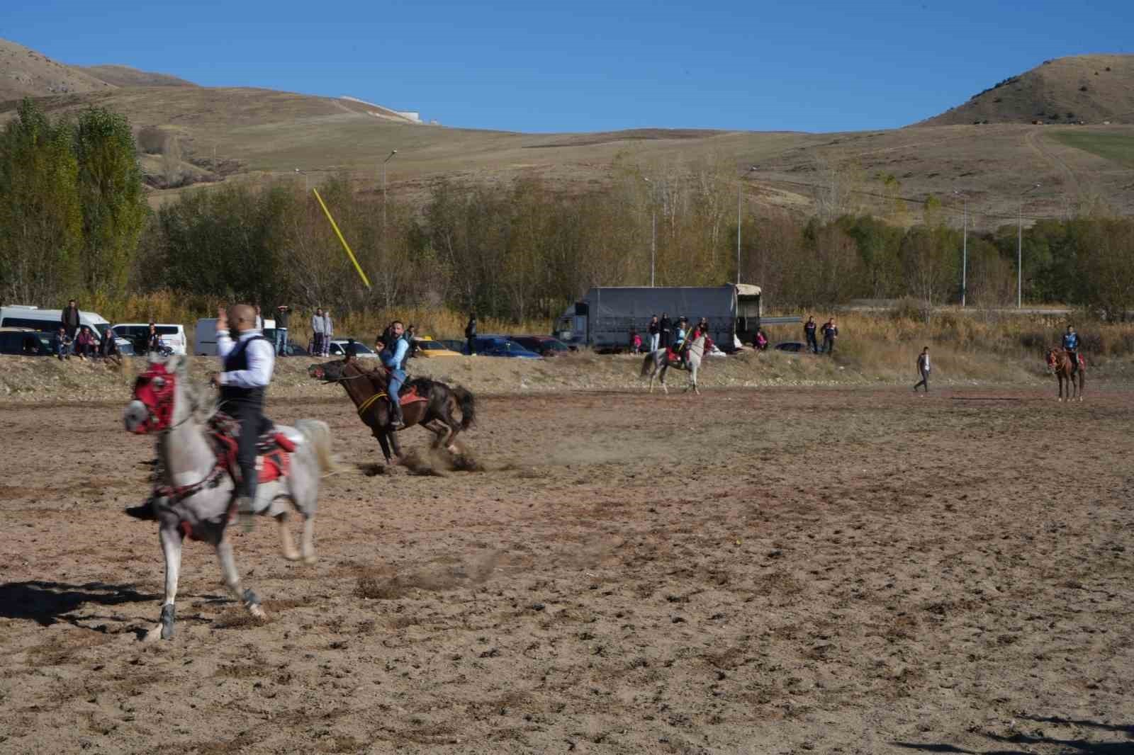 BAYBURT’TA CİRİT NEFES KESTİ: ATLAR DOSTLUK İÇİN DÖRTNALA KOŞTU