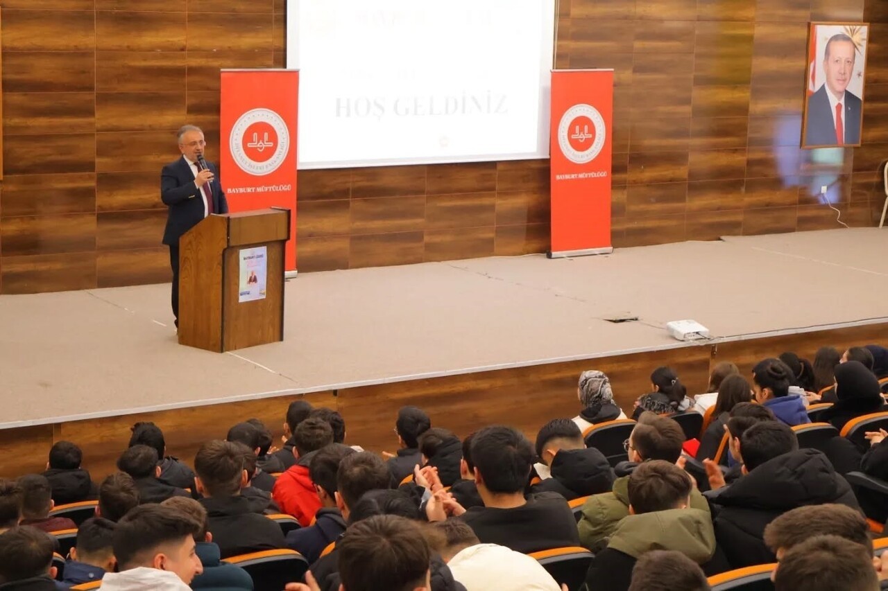 BAYBURT’TA LİSE ÖĞRENCİLERİNE ‘GENÇLİK VE SORUMLULUK BİLİNCİ’ KONFERANSI VERİLDİ