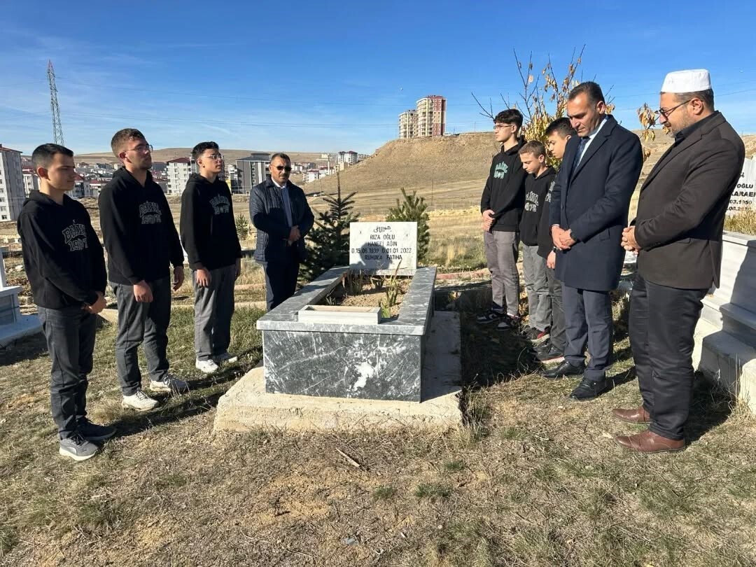 BAYBURT’TA VEFAT EDEN ÖĞRETMENLER MEZARLARI BAŞINDA DUALARLA ANILDI