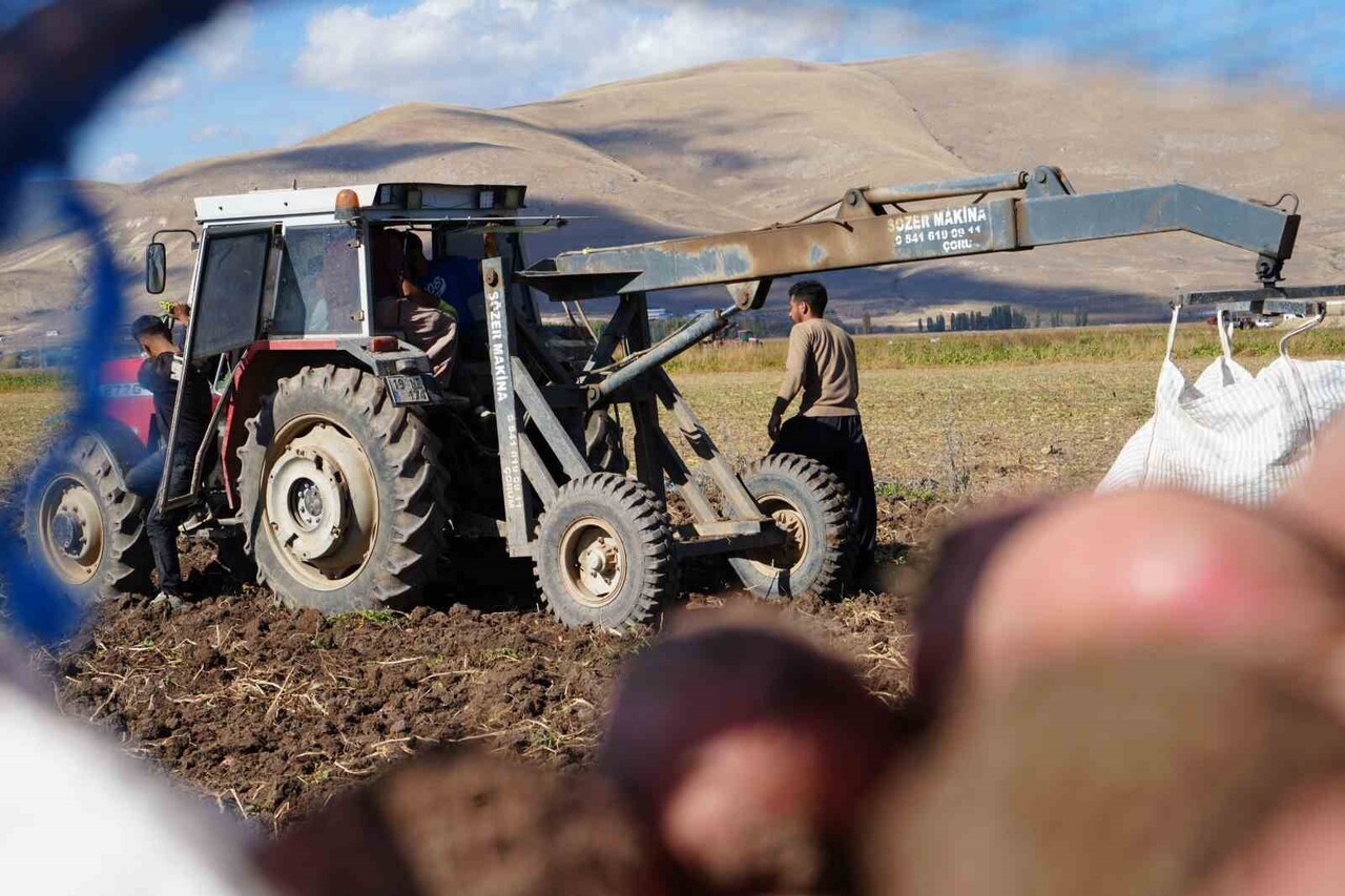 BAYBURT’UN ÇAYIRYOLU KÖYÜNDEKİ PATATES HASADINA İRANLI İŞÇİLER DESTEK VERİYOR