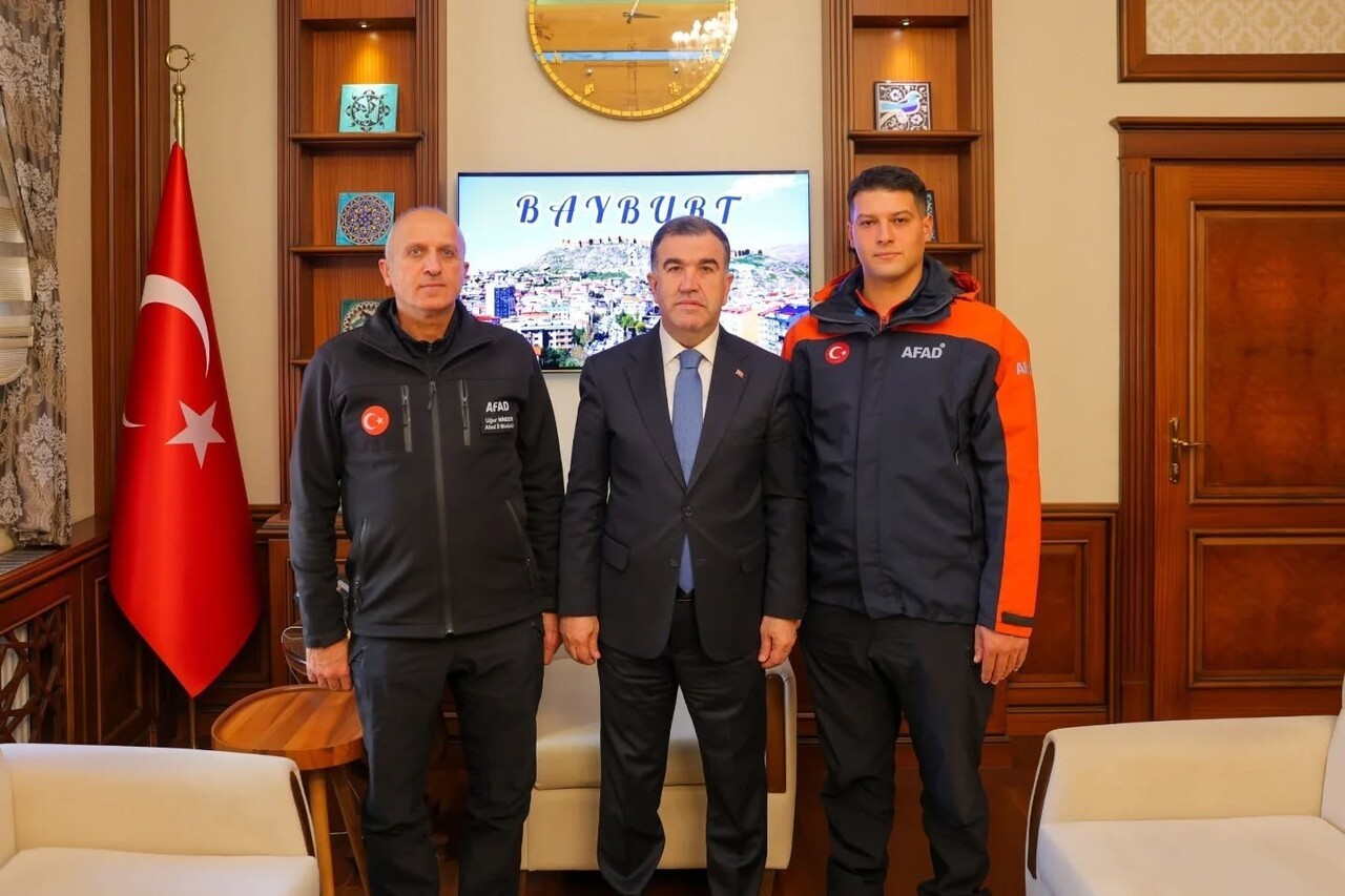 BAYBURT’UN GÖKÇEDERE BELDESİNDE SEYİR HALİNDEYKEN KONTROLDEN ÇIKARAK TAKLA ATAN VE ARDINDAN ALEV...