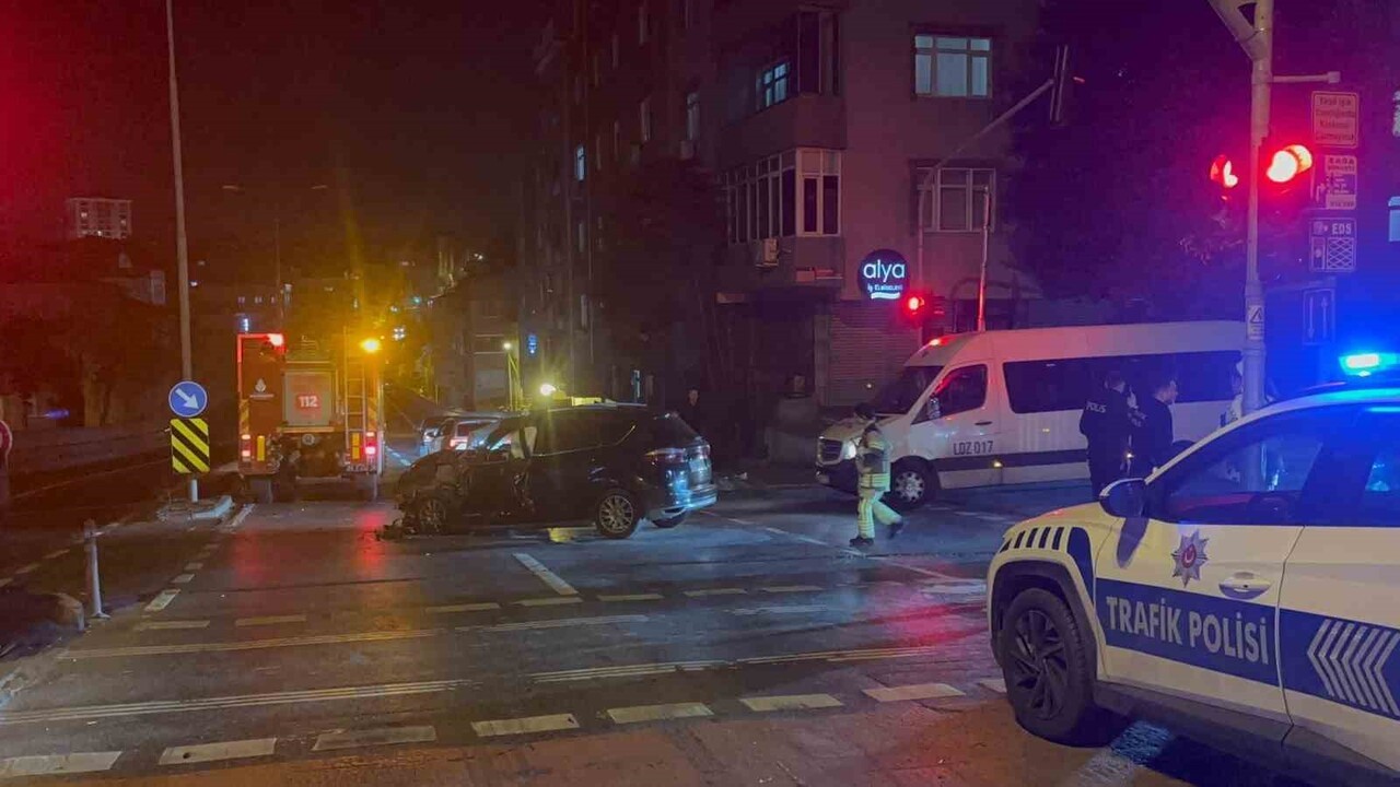 BAYRAMPAŞA’DA KURAL TANIMAYAN OTOBÜS İLE OTOMOBİL KAFA KAFAYA ÇARPTI: 3 YARALI  2