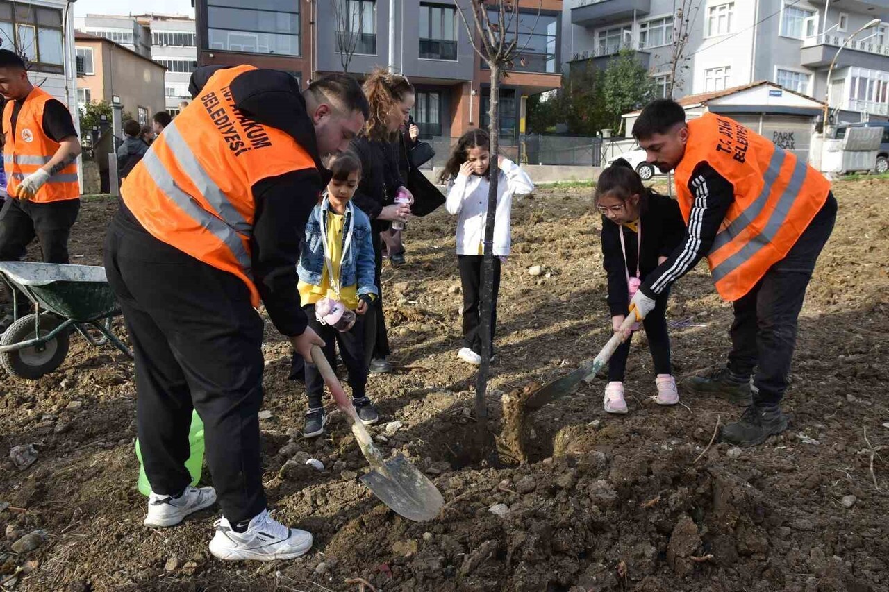 BELEDİYENİN PARK VE BAHÇELER MÜDÜRLÜĞÜ EKİPLERİNİN KOORDİNASYONUNDA GERÇEKLEŞTİRİLEN ETKİNLİKTE...