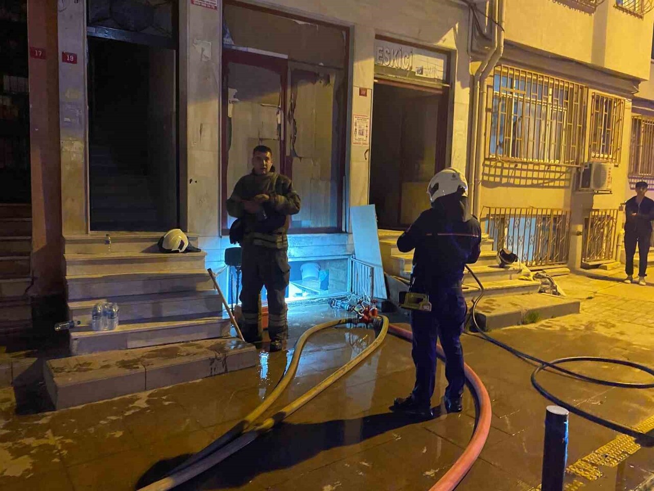 BEŞİKTAŞ'TA ORTAKÖY’DE ANTİKA DÜKKANINDA YANGIN ÇIKTI. YANGIN, İTFAİYE EKİPLERİNİN MÜDAHALESİYLE...