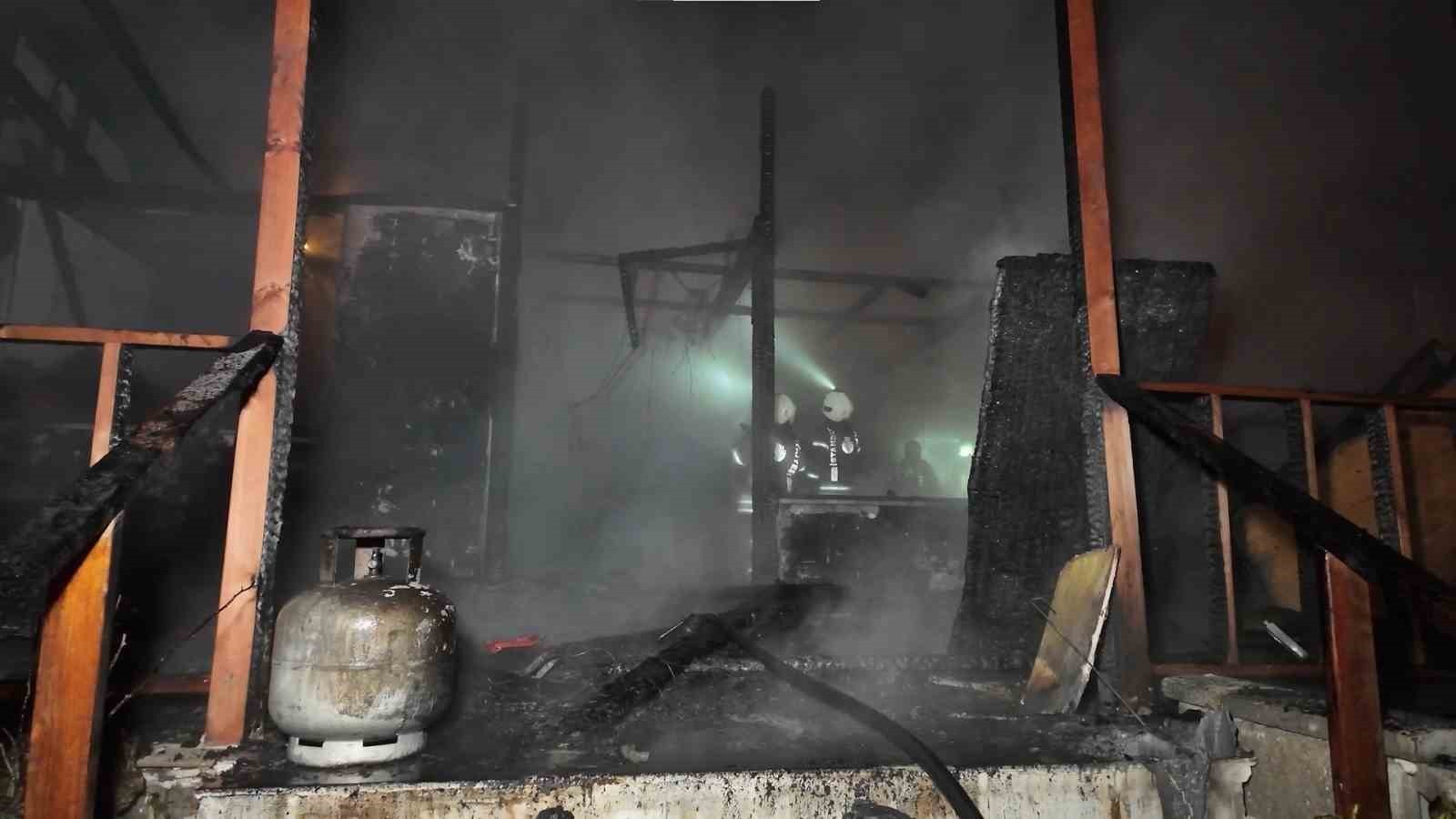 BEYKOZ'DA BİR MEKANIN İÇİNDE BULUNAN ŞÖMİNENİN TUTUŞMASI NEDENİYLE ÇIKAN YANGINDA RESTORAN...