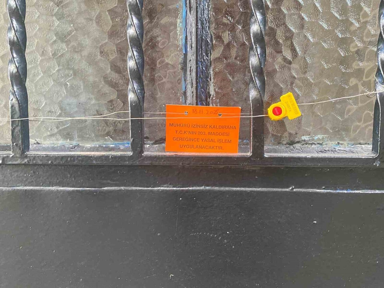 BEYKOZ’DA 3 KATLI İKİ BİNANIN DUVARLARINDA VE ZEMİNİNDE OLUŞAN ÇATLAKLAR NEDENİYLE YAPILAR TEDBİR...