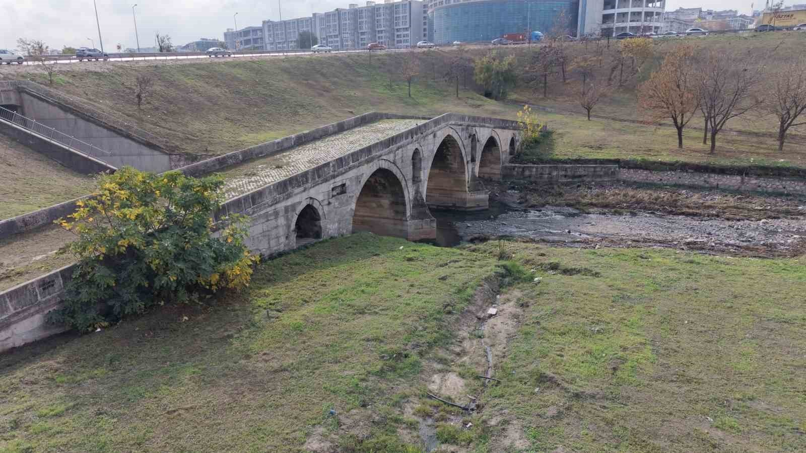 BEYLİKDÜZÜ'NDE E-5 KARAYOLU YAPTIRILIRKEN ÇUKURA TERK EDİLEN MİMAR SİNAN'IN ESERİ 470 YILLIK...