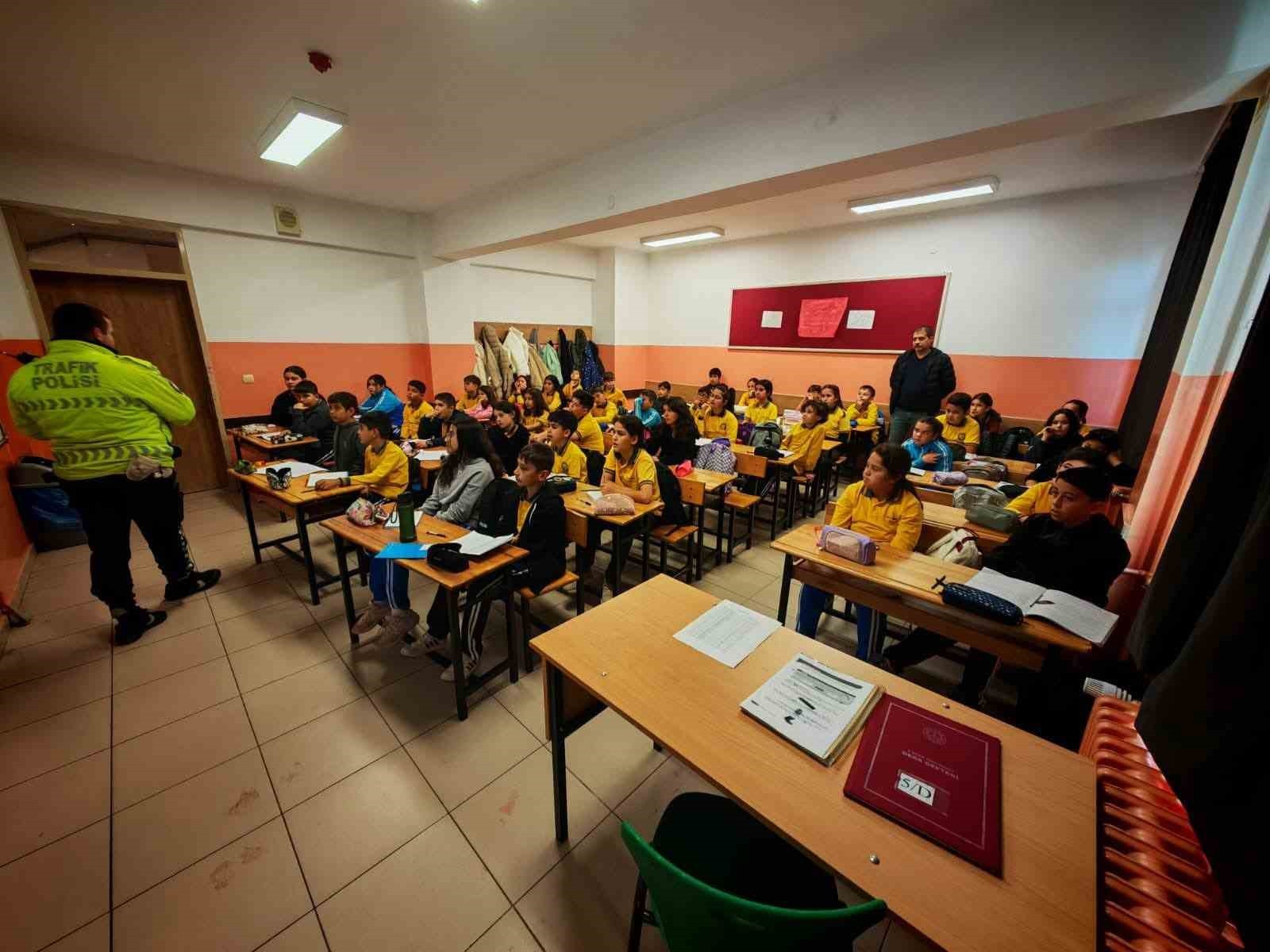 BEYPAZARI İLÇE EMNİYET MÜDÜRLÜĞÜ TRAFİK DENETLEME BÜRO AMİRLİĞİ TARAFINDAN OKULLARDA TRAFİK VE...