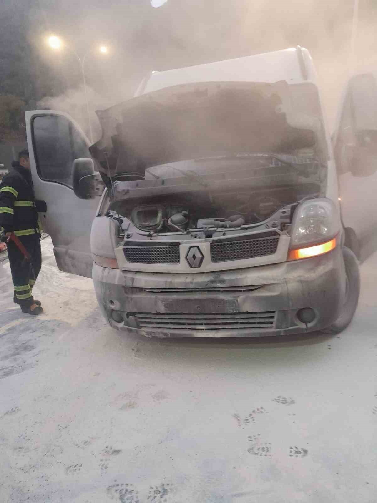 BİLECİK'TE ARAÇ YANGINI BÜYÜMEDEN SÖNDÜRÜLDÜ