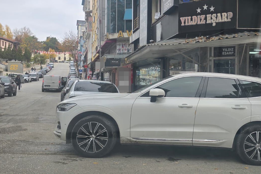 BİLECİK'TE DUYARSIZ BİR SÜRÜCÜNÜN GÖRME ENGELLİ YOLU KAPATACAK ŞEKİLDE PARK ETMESİ VATANDAŞLARI...