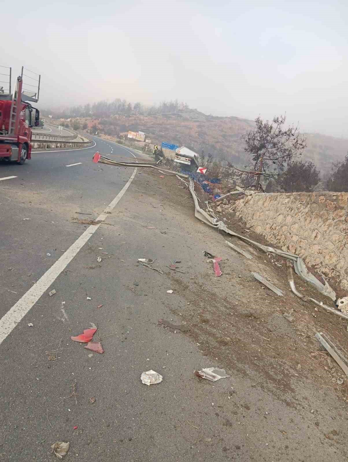 BİLECİK'TE KONTROLDEN ÇIKAN SEBZE YÜKLÜ TIRIN ŞARAMPOLE DEVRİLMESİ SONUCU GERÇEKLEŞEN TRAFİK...