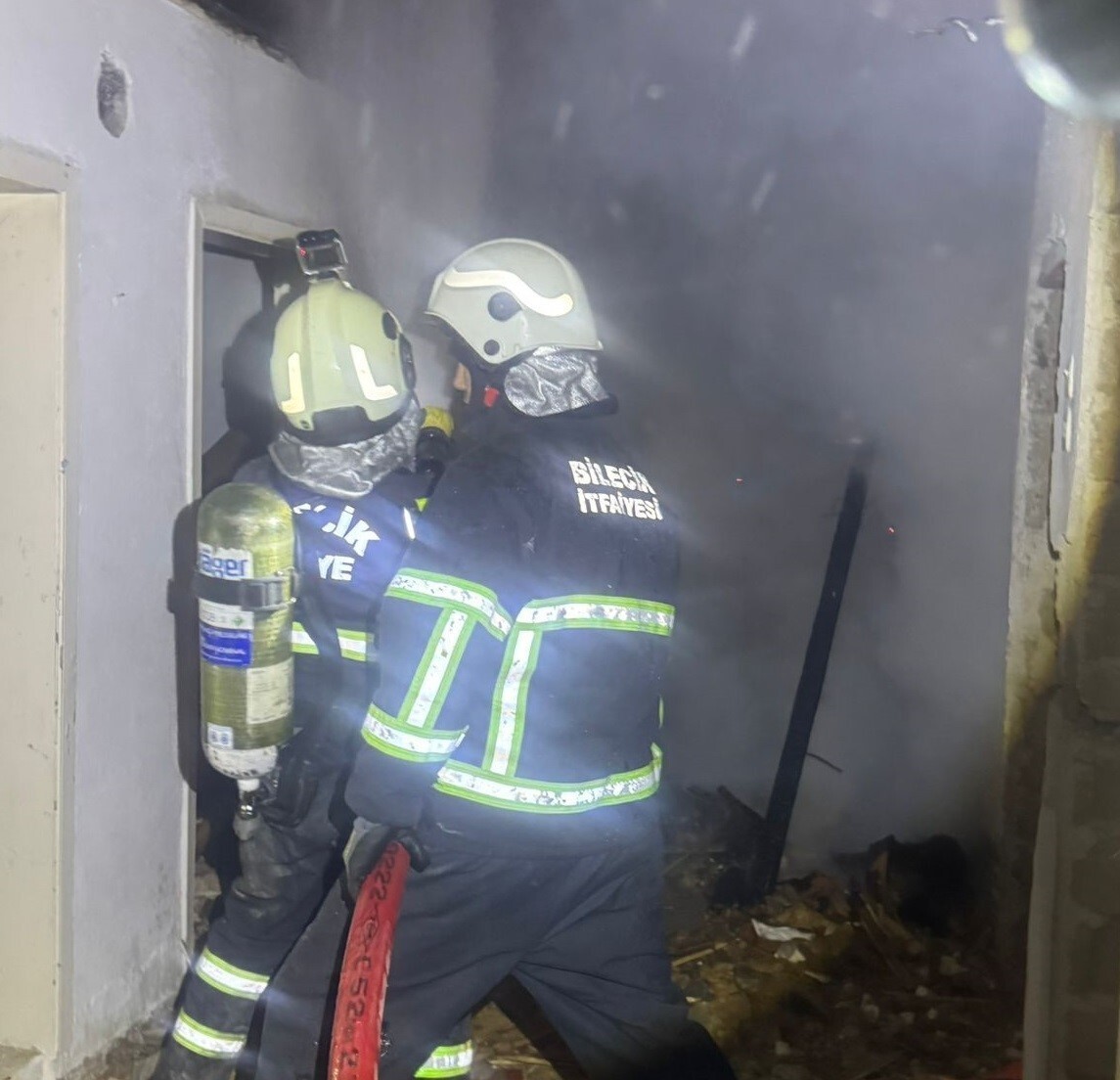 BİLECİK'TE METRUK BİNA YANGIN