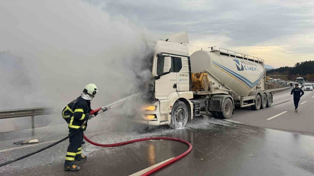 BİLECİK'TE SEYİR HALİNDEKİ BETON MİKSERİ BİR ANDA ALEV ALDI