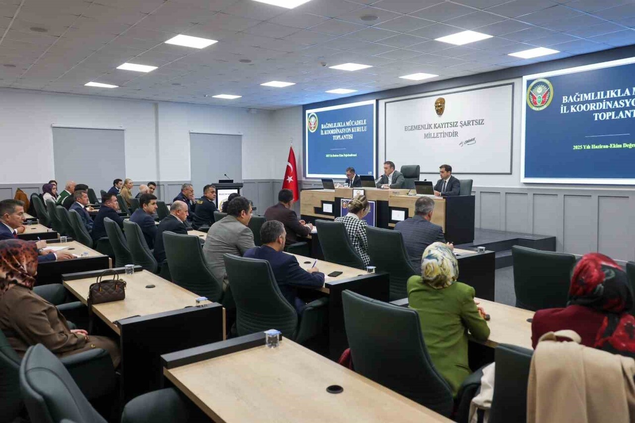 BİLECİK’TE BAĞIMLILIKLA MÜCADELE MASAYA YATIRILDI