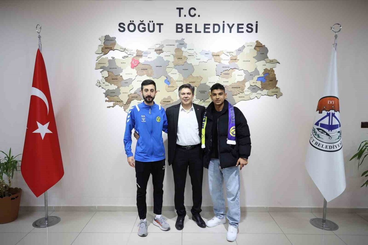 BİLECİK’TE GENÇ FUTBOLCU PROFESYONEL FUTBOLA ADIM ATTI
