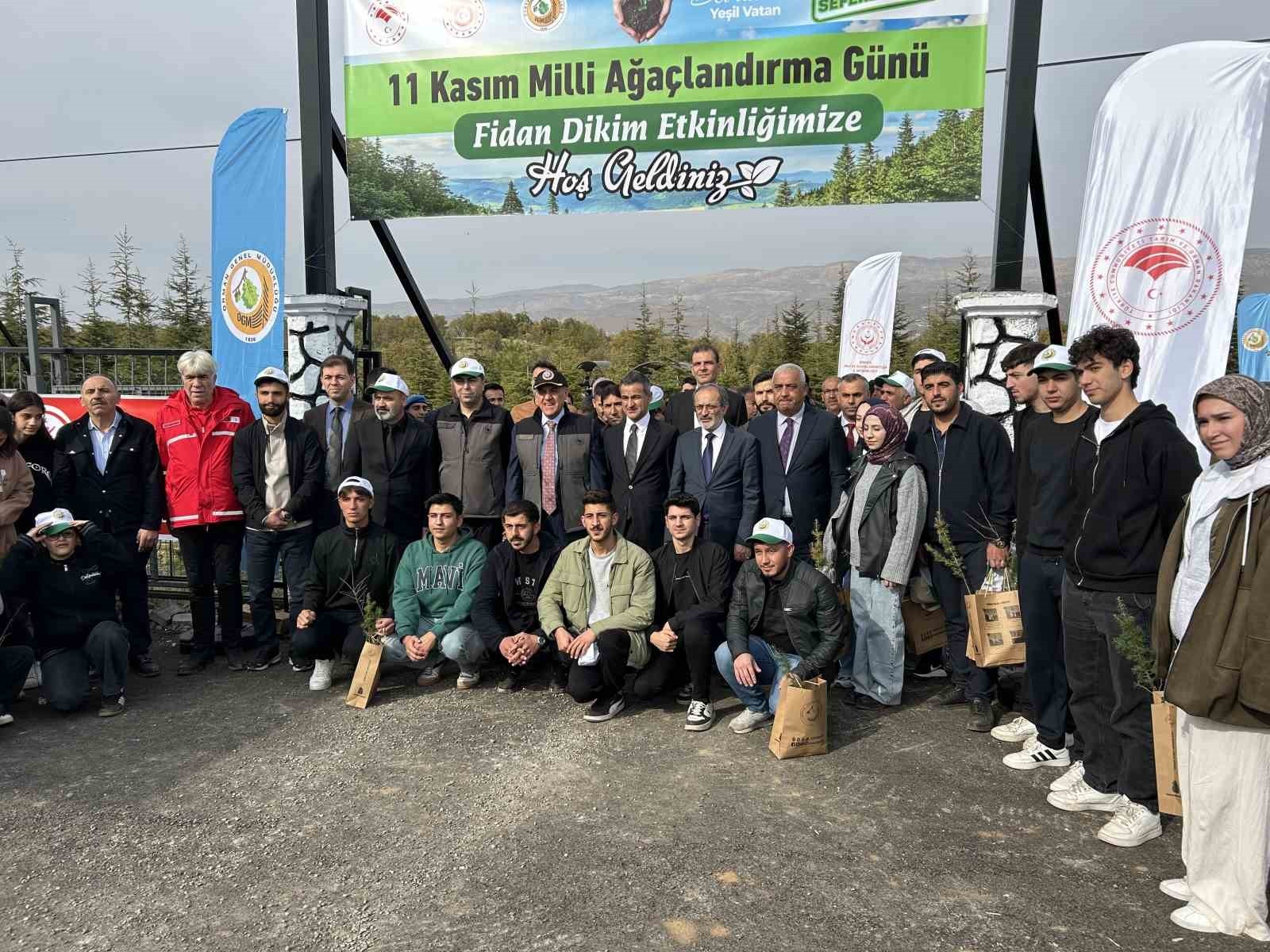 BİNGÖL'DE 11 KASIM MİLLİ AĞAÇLANDIRMA GÜNÜ KAPSAMINDA DÜZENLENEN ETKİNLİKTE, TOPLAM 25 BİN FİDAN...