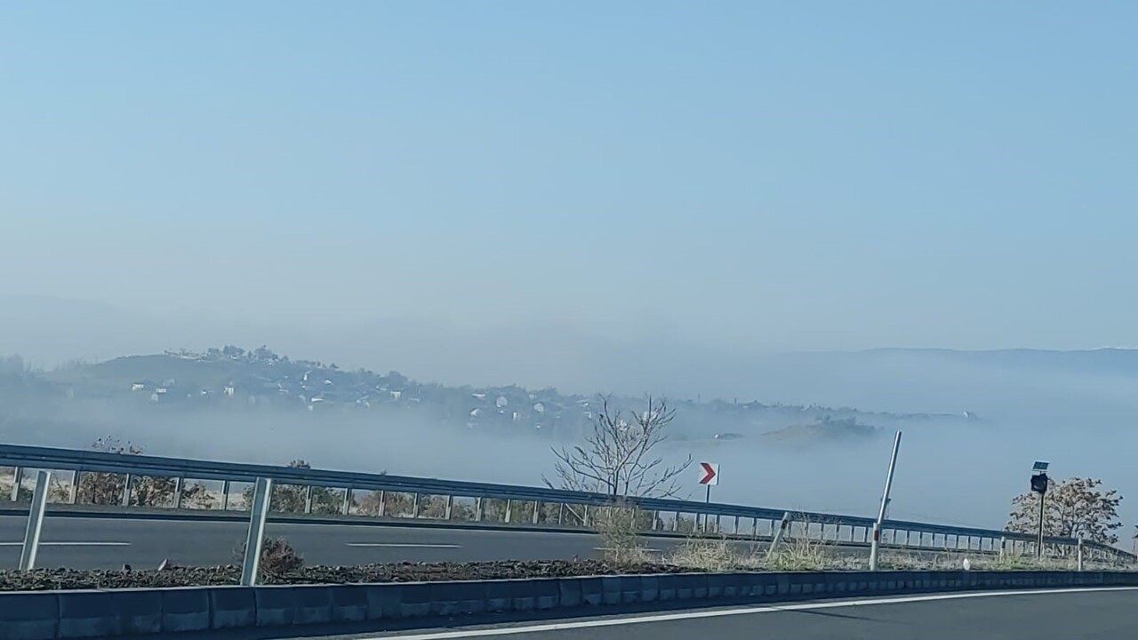 BİNGÖL'DE SABAH SAATLERİNDE HAVA SICAKLIĞININ DÜŞMESİYLE BİRLİKTE KENT GENELİNDE SİS OLUŞTU. SOĞUK...