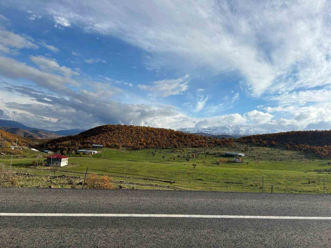 BİNGÖL'ÜN YÜKSEK KESİMLERİNDE ETKİLİ OLAN KAR YAĞIŞIYLA BİRLİKTE DAĞLAR BEYAZA BÜRÜNÜRKEN...