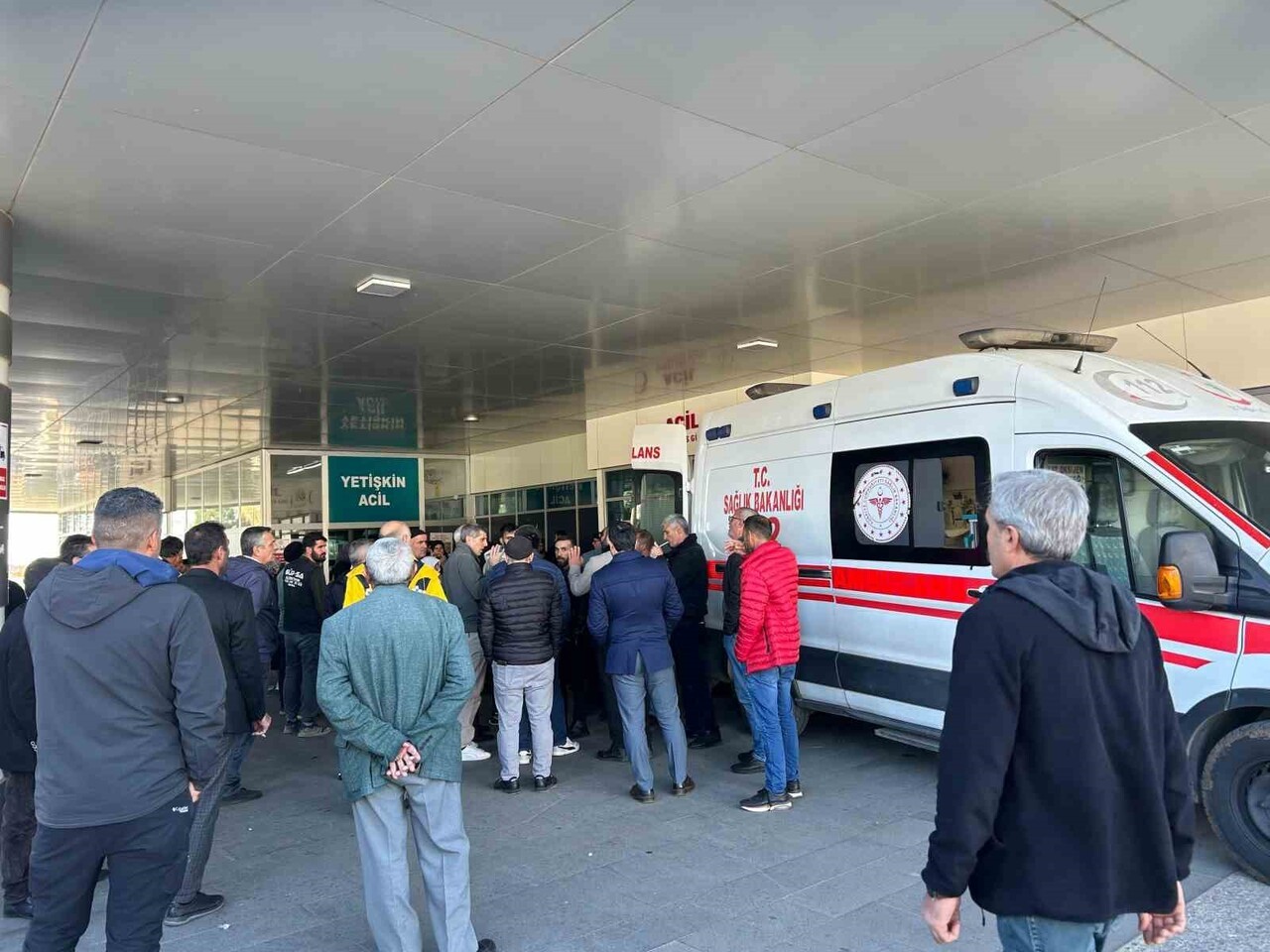 BİNGÖL’ÜN SOLHAN İLÇESİNDE BİR ŞAHIS ETRAFA ATEŞ ETTİ. POLİS ŞAHSI YAKALARKEN OLAYDA, SALDIRGAN...