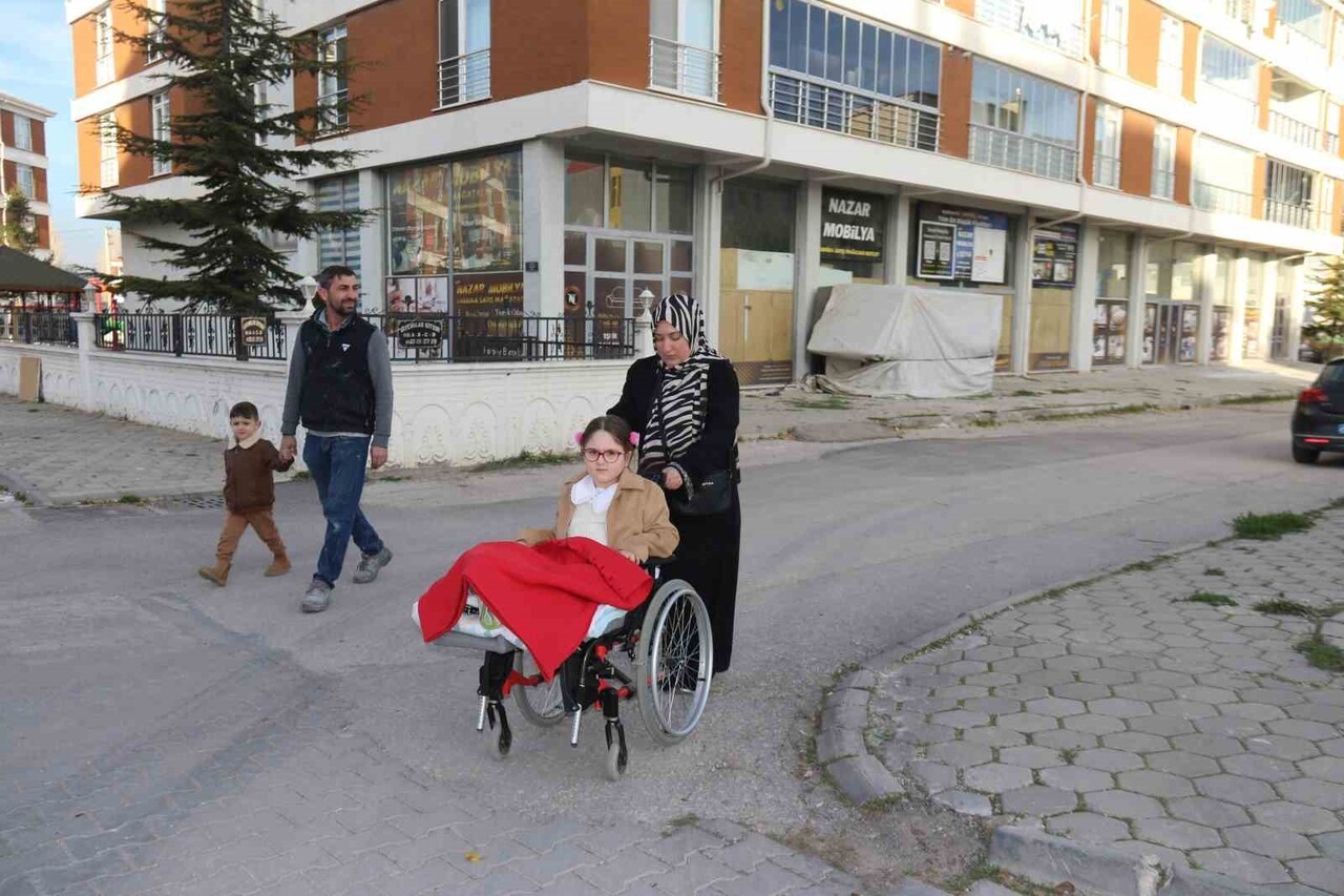 BİR BACAĞI DİĞERİNDEN KISA OLAN PEV HASTASI ESKİŞEHİRLİ 7 BUÇUK YAŞINDAKİ ZEYNEP İKRA’YI KUCAĞINDA...